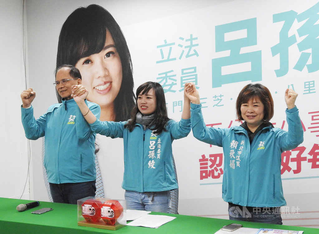 前行政院長游錫堃(左)3日到新北市泰山地區陪同黨籍立委參選人呂孫綾(中)召開團結抗中保台灣記者會,呼籲在地支持呂孫綾,讓民進黨在國會過半。中央社記者王鴻國攝 108年12月3日