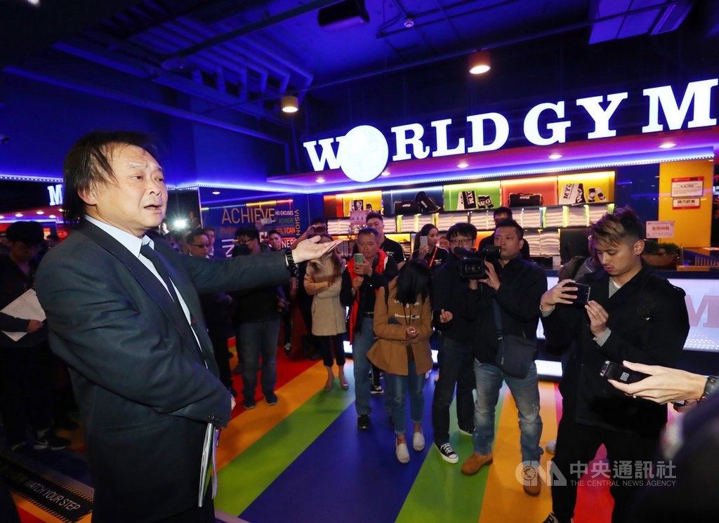 知名健身房「WORLD GYM」民權東店遭爆建築消防安檢尚未通過,即自行開幕違規使用,台北市議員王世堅(左)3日率北市相關局處到場現勘。中央社記者王騰毅攝 108年12月3日