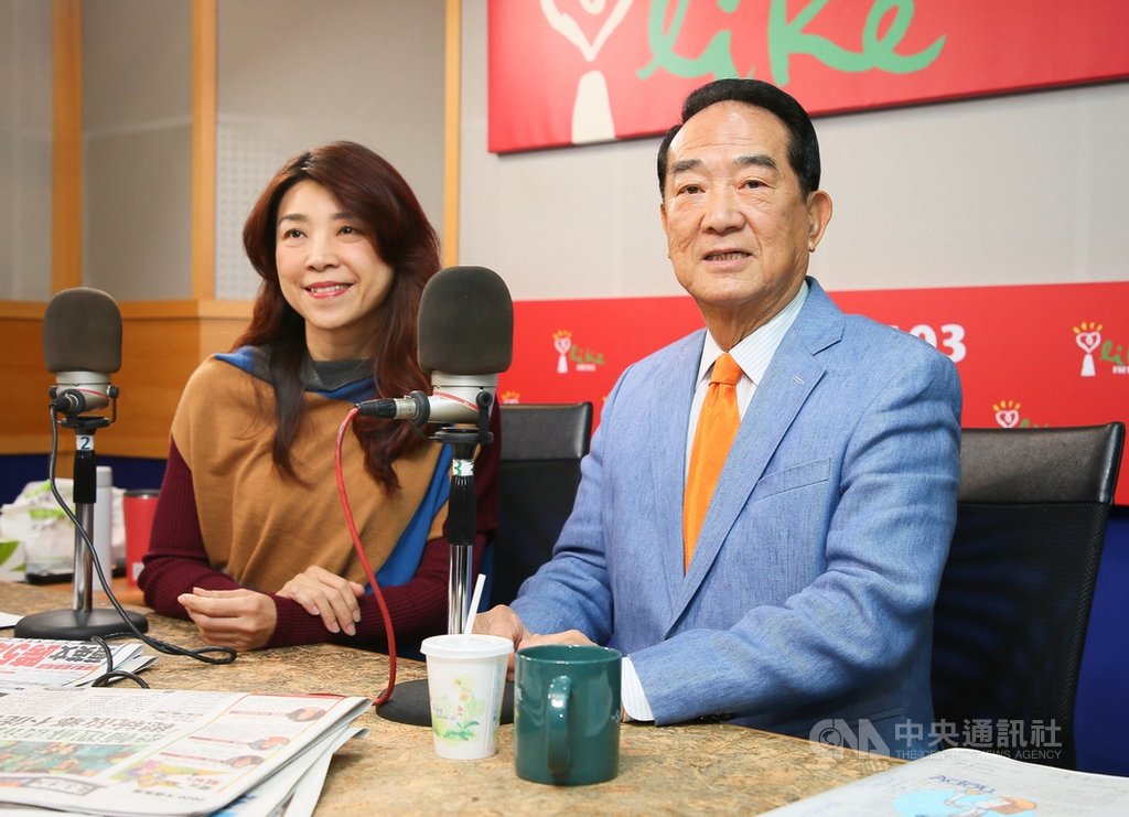 親民黨總統參選人宋楚瑜(右)3日接受廣播節目訪問,對投入選舉的想法和目前的局勢提出看法。中央社記者謝佳璋攝 108年12月3日