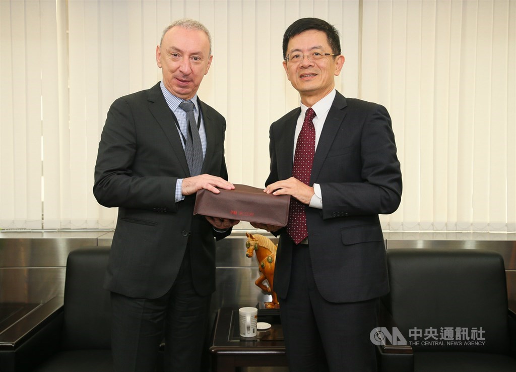 法國駐台代表公孫孟(Jean-François Casabonne-Masonnave)(左)3日拜會中央社,由中央社社長張瑞昌(右)接待,並致贈紀念品。中央社記者謝佳璋攝 108年12月3日