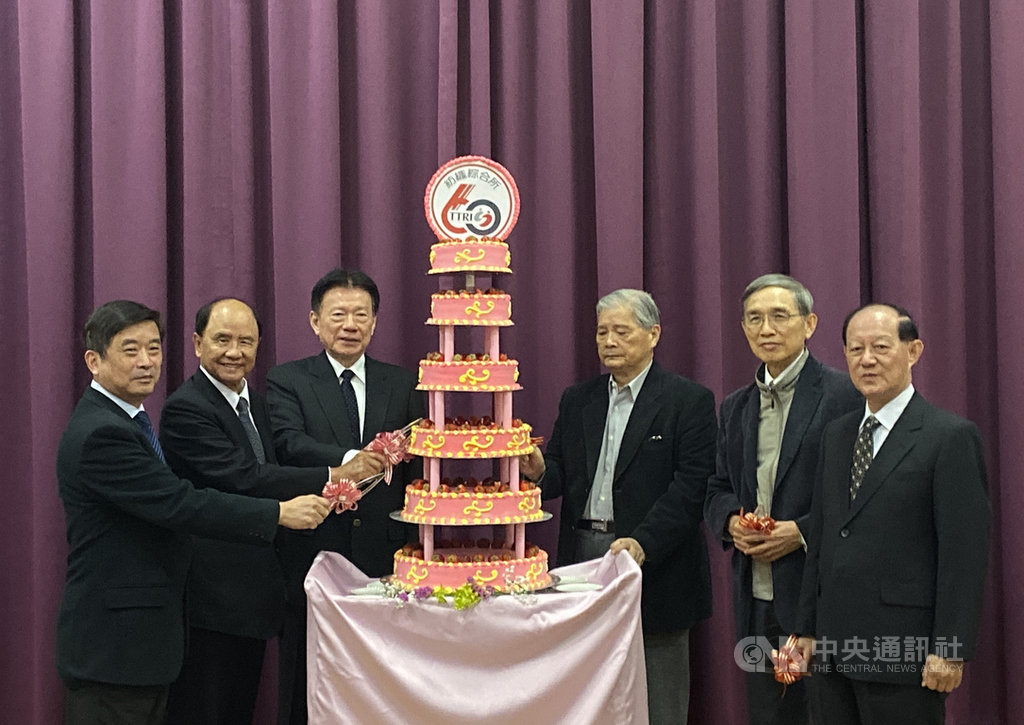 紡織綜合所3日舉行60週年慶,所長李貴琪(左一)與歷任董事長共同切蛋糕慶祝。中央社記者潘羿菁攝 108年12月3日