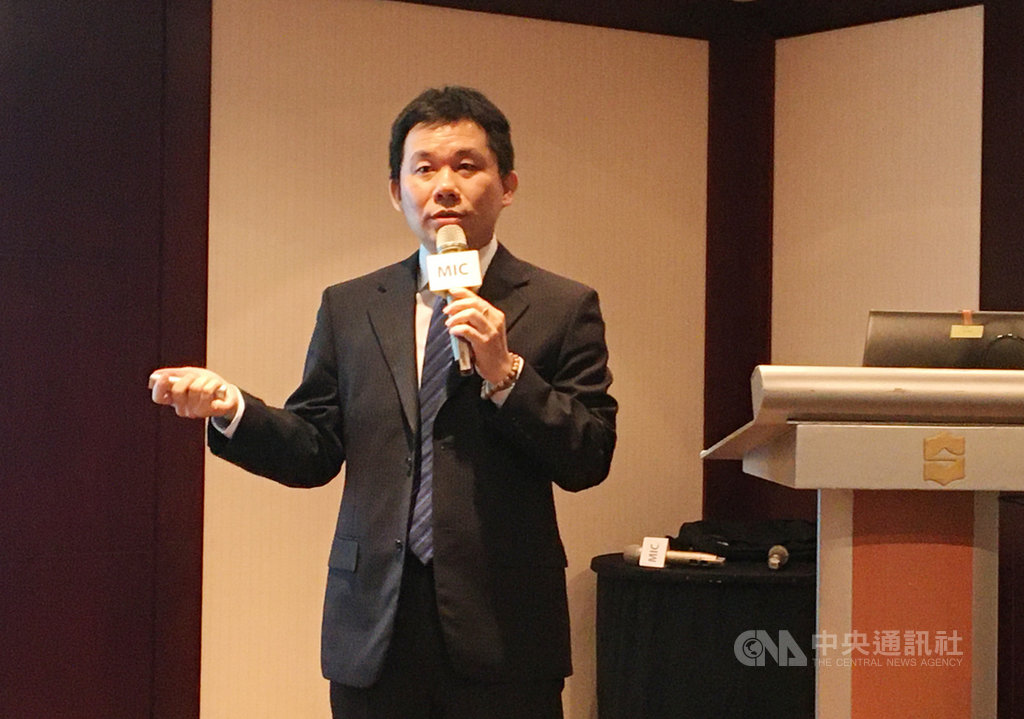 資策會MIC資深產業分析師兼研究總監李建勳預期,明年網路通訊產業有10大趨勢,其中聚焦5G應用,預估明年5G手機出貨上看2.6億支。中央社記者鍾榮峰攝 108年12月3日