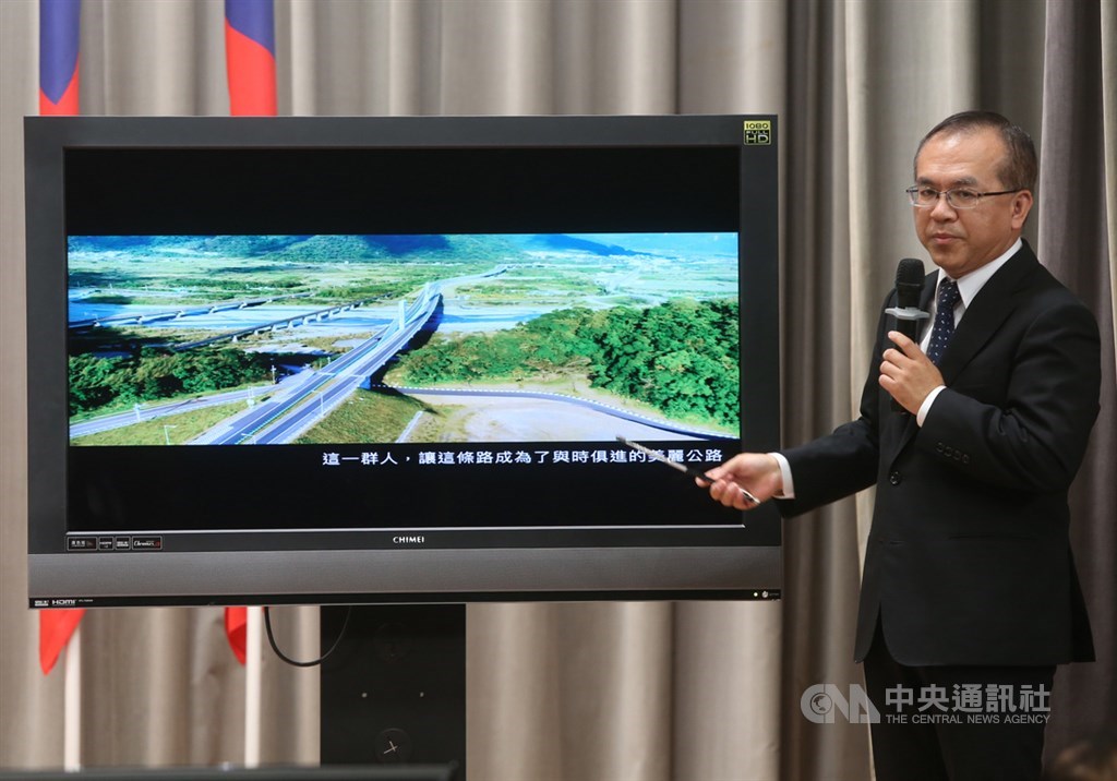 行政院會後記者會28日在新聞中心舉行,交通部公路總局局長陳彥伯(圖)說明蘇花改、南迴公路通車前的相關整備工作。中央社記者鄭傑文攝 108年11月28日