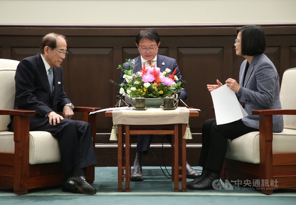 總統蔡英文(右)3日接見日本台灣交流協會會長大橋光夫(左),總統表示台日雙方互訪人數今年很有可能突破700萬人次的大關創下歷史新高;雙方洽談太平洋夥伴全面進步協定(CPTPP)正是時機。中央社記者鄭傑文攝 108年12月3日