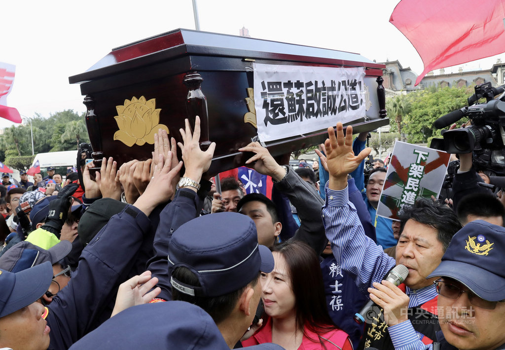 「卡神」楊蕙如及友人去年涉嫌在網上侮辱外交部大阪辦事處遭起訴,國民黨3日下午到外交部抬棺抗議,要為前駐大阪辦事處處長蘇啟誠討公道。中央社記者張皓安攝 108年12月3日