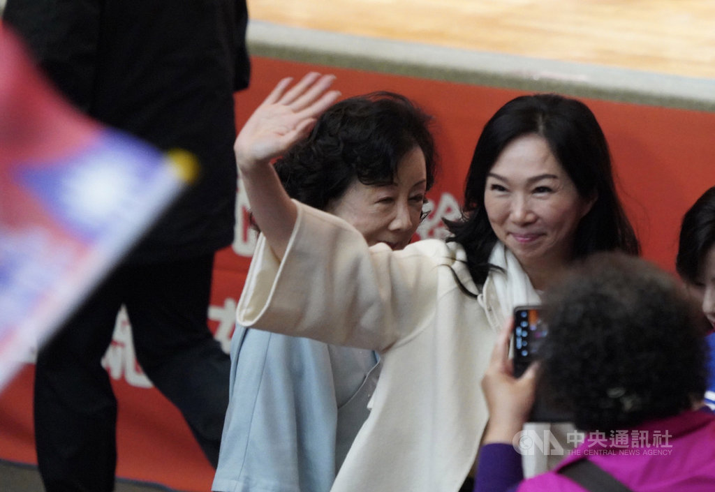國民黨總統參選人韓國瑜的妻子李佳芬(後右)3日下午在台北,出席台北市婦工總會暨各區婦工會舉辦的「國民黨總統參選人韓國瑜暨台北市8位立委參選人競選後援會」成立大會,揮手向支持者致意。中央社記者徐肇昌攝 108年12月3日