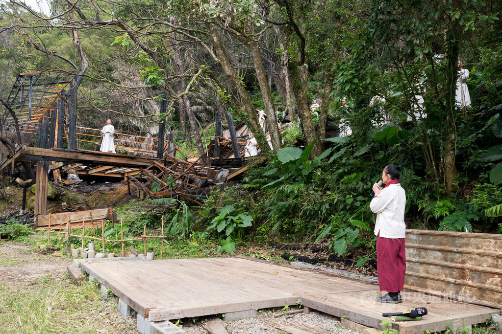 藝文團體優人神鼓的山上劇場8月遭大火燒毀,3日舉行「山上劇場災後重建計畫」發布記者會,藝術總監劉若瑀及音樂總監黃誌群帶領團員呈現「第五儀式」,祈願與山林一同護持土地。中央社記者洪健倫攝 108年12月3日