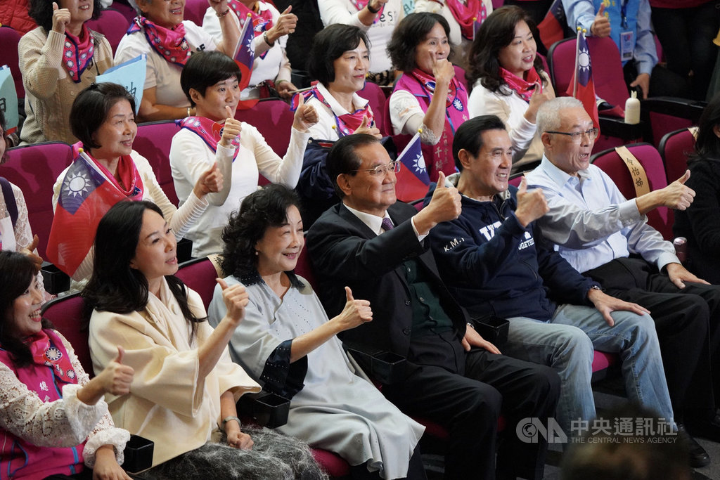 國民黨主席吳敦義(前排右起)與前總統馬英九、國民黨前主席連戰、前台中市長胡志強的妻子邵曉鈴、國民黨總統參選人韓國瑜的妻子李佳芬等人3日在台北,出席台北市婦工總會暨各區婦工會舉辦的「國民黨總統參選人韓國瑜暨台北市8位立委參選人競選後援會」成立大會,眾人比讚合影,高喊凍蒜口號。中央社記者徐肇昌攝 108年12月3日