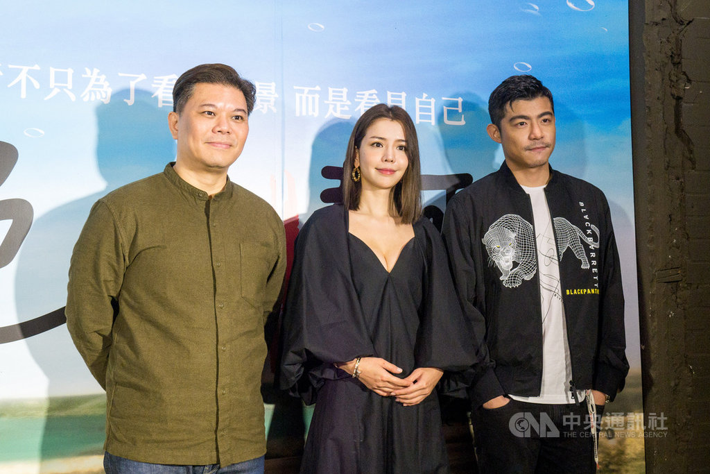 新加坡新銳導演王國燊(左)在台拍攝電影「絕世情歌」,3日在台北舉行首映會,他會前也率演員李毓芬(中)、王柏傑(右)接受媒體聯訪。中央社記者洪健倫攝 108年12月3日