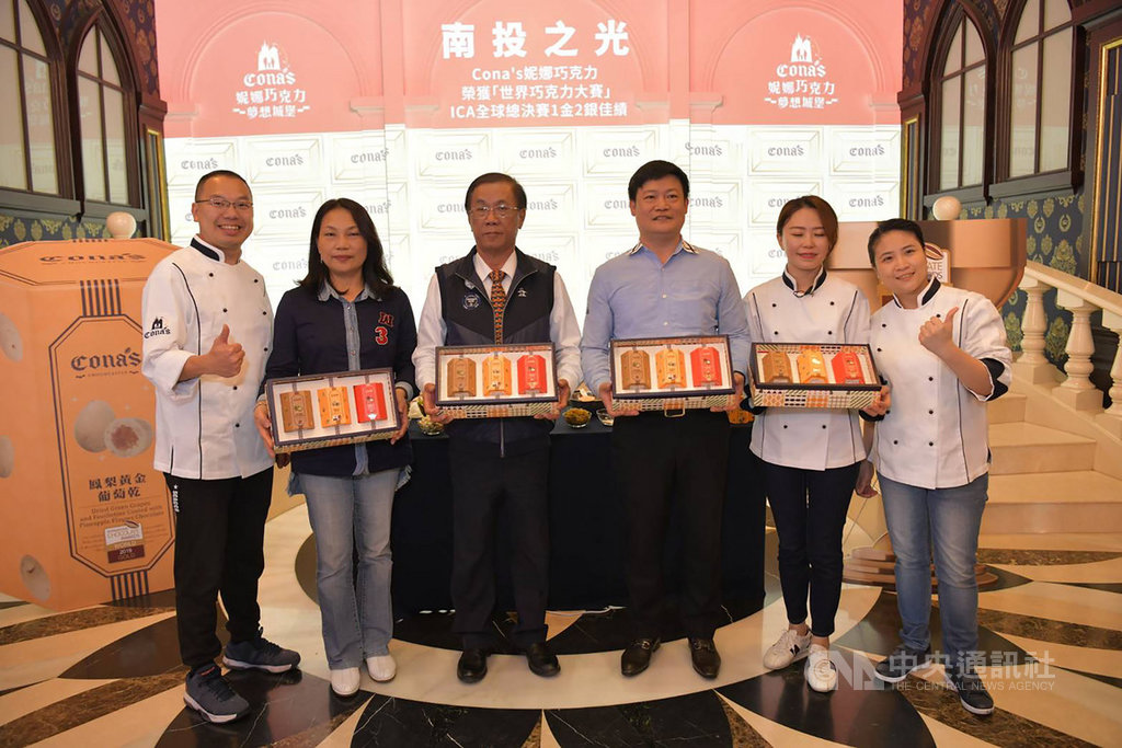 妮娜巧克力工坊參加世界巧克力大賽,產品獲1金、2銀,南投縣長林明溱(左3)3日拜訪業者魏振宇(右3),並頒發「南投之光」獎座。(南投縣政府提供)中央社記者蕭博陽南投傳真 108年12月3日