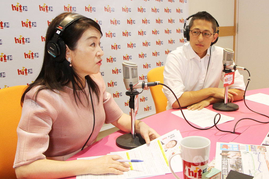 民進黨台北市第3選區立委參選人吳怡農(右)日前發起全民下架吳斯懷活動,他3日接受廣播節目專訪表示,國民黨不分區立委參選人吳斯懷和中共政權友好,不適任當立委,盼國民黨能順民意調整。(Hit Fm周玉蔻嗆新聞製作單位提供)中央社記者黃麗芸傳真 108年12月3日