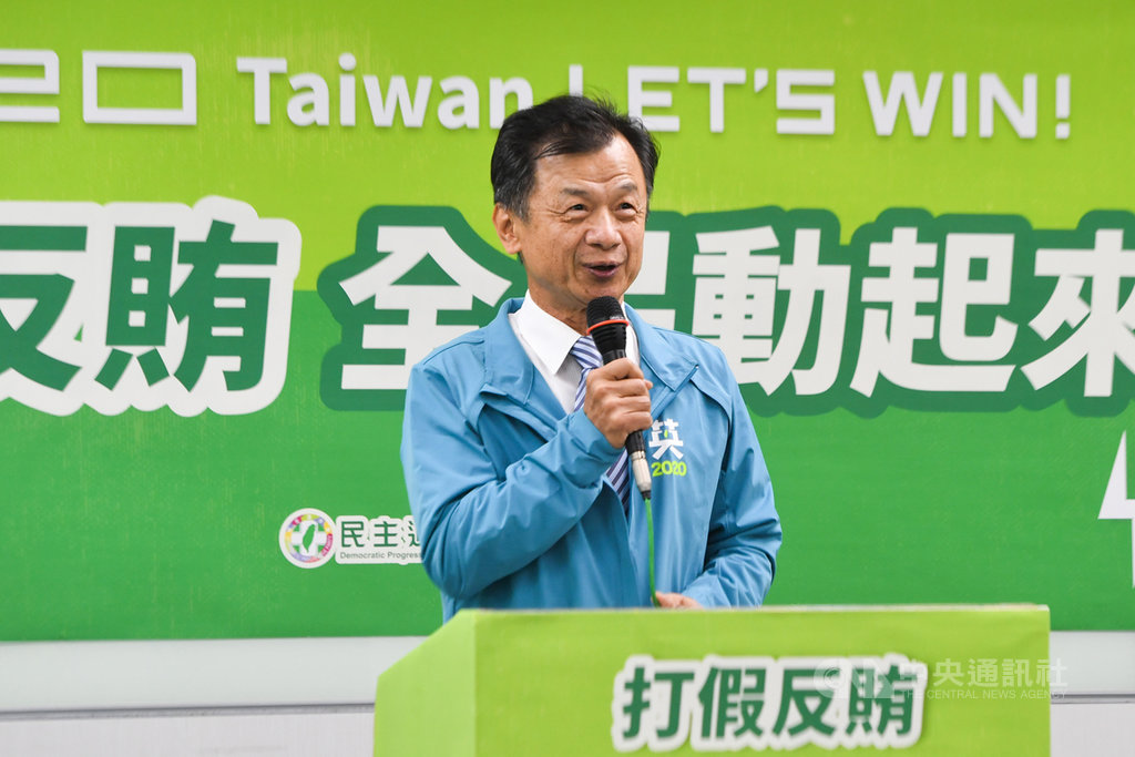 民進黨3日召開「打假反賄全民動起來」律師團記者會,由前法務部長邱太三(圖)擔任反賄小組召集人。邱太三指出,反賄選單靠檢警調絕對不夠,若無全民參與,功能與績效會受影響。中央社記者林俊耀攝 108年12月3日