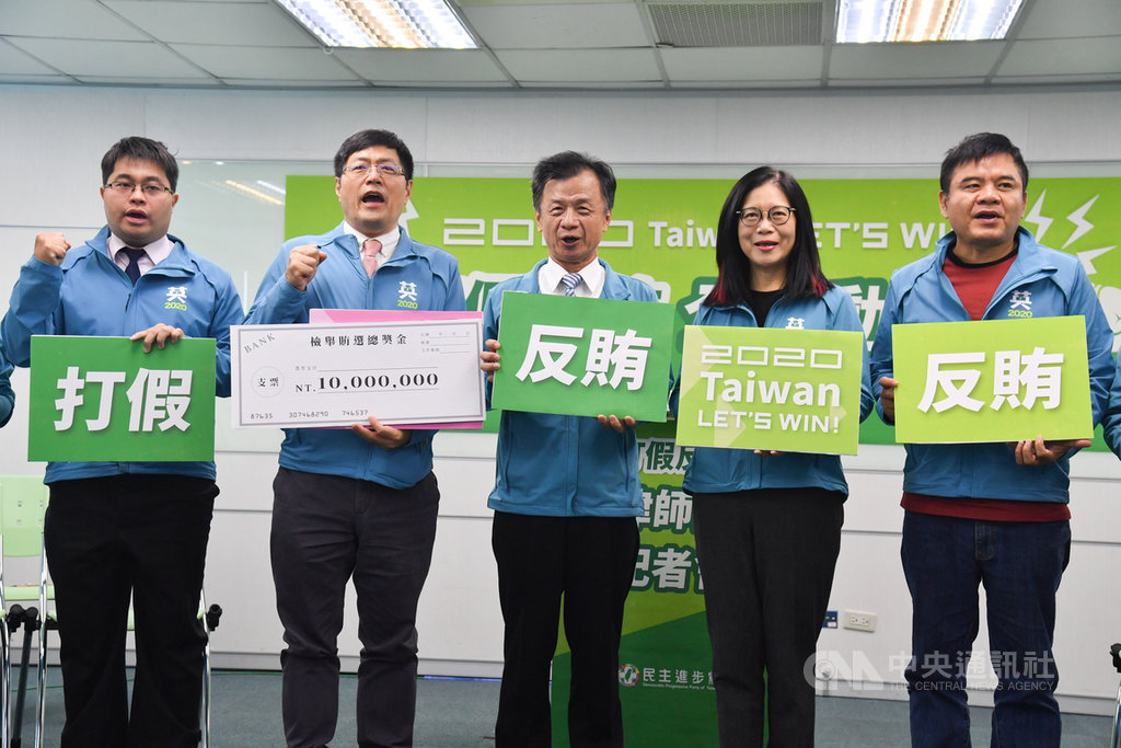 民進黨反賄小組召集人、前法務部長邱太三(中)、反賄小組執行長連立堅(左2)、反賄小組成員管碧玲(右2)、莊瑞雄(右)與律師黃帝穎(左)等人3日共同召開記者會,呼籲「打假反賄全民動起來」。中央社記者林俊耀攝 108年12月3日