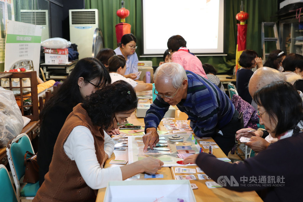 基隆市文化局以鷄籠中元祭為題材,開發「基隆鬥埕」桌遊,玩家在遊戲中扮演早年來到基隆開墾先民,建立起繁榮的基隆。(基隆市文化局提供)中央社記者王朝鈺傳真 108年12月3日