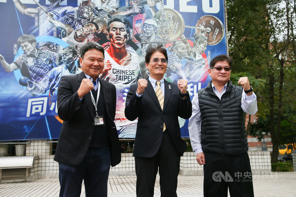 體育署長高俊雄(中)3日表示,這兩天將拜訪棒協理事長辜仲諒、中職會長吳志揚,盼確定明年4月的6搶1奧運最終資格賽的合作模式;並與國訓中心執行長李文彬(左)、體育署競技運動組長洪志昌(右)等人一同高喊同心協力邁向勝利,台灣棒球加油。中央社記者謝佳璋攝 108年12月3日