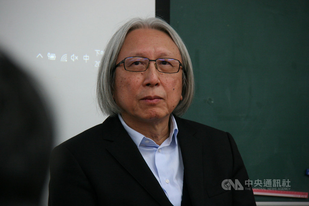 陳冠中是香港著名生活潮流雜誌「號外」的聯合創辦人,同時具有作家、評論家與電影監製身份,以及香港大學名譽大學院士頭銜。中央社記者繆宗翰攝 108年12月3日