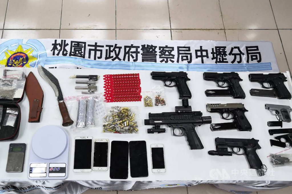 桃園市警局中壢分局3日循線逮捕一名倪姓犯嫌,並在現場起出改造手槍、子彈、爆裂物及毒品等,警方除依法送辦,也將持續偵訊以清查槍枝毒品來源。(桃園市警局中壢分局提供)中央社記者吳睿騏桃園傳真 108年12月3日