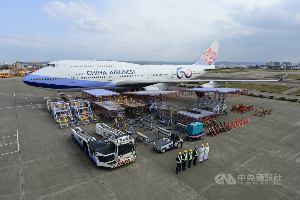 中華航空為歡慶60週年,彩繪機747-400(客機)塗裝3日正式出廠,並以「開箱」方式,對外展示新機。(華航提供)中央社記者邱俊欽桃園機場傳真 108年12月3日