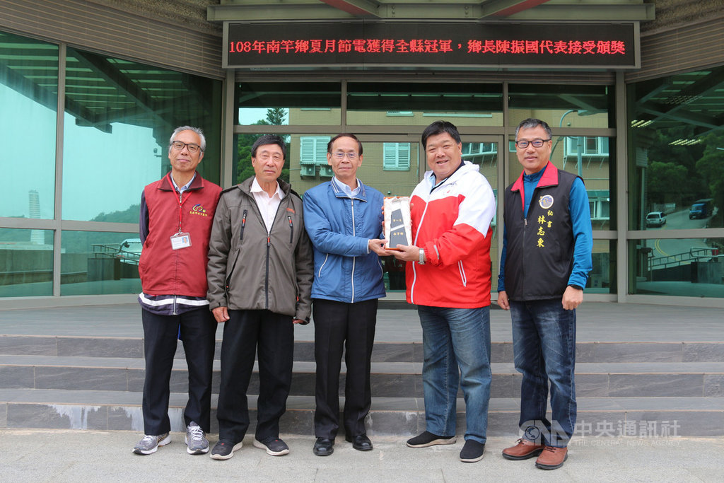 台電日前舉辦2019年節電成果發表會,公布今年夏月全國22縣市節電冠軍地圖,其中南竿鄉在連江縣4鄉鎮中居冠,台電公司馬祖區營業處長張毓哲(中)3日頒獎給南竿鄉長陳振國(右2),肯定節電成效。(連江縣政府提供)中央社 108年12月3日