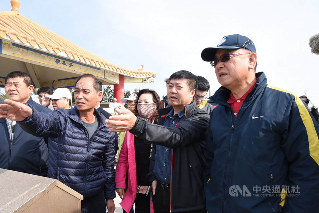 澎湖垃圾委由高雄市政府協助代燒,經過澎湖縣政府多次協商,高雄市同意提高垃圾代燒量,由每日50噸提高至80噸。圖為澎湖縣長賴峰偉(前右)視察地方建設。(澎湖縣政府提供)中央社 108年12月3日