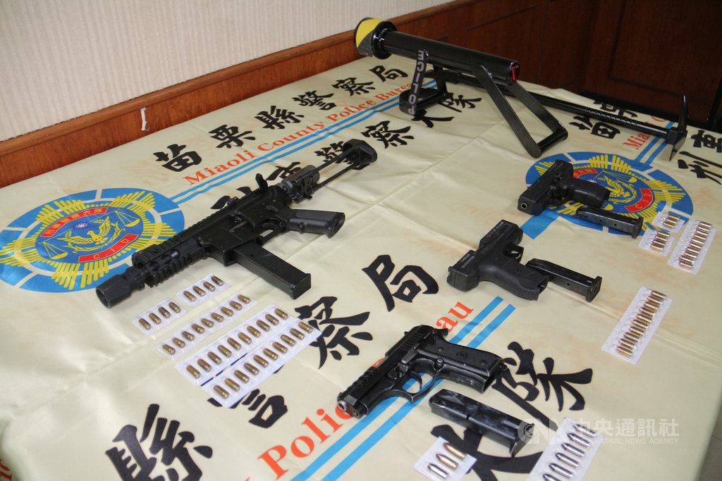 苗栗縣警察局3日舉行破案記者會指出,桃園市23歲林姓男子涉嫌擁槍自重經營地下賭場,警方掌握情資,跨轄查緝攻堅,查獲4把非法槍械,包含1支美製MK-9制式衝鋒槍,2支土耳其製制式925自動連發手槍等。中央社記者管瑞平攝 108年12月3日