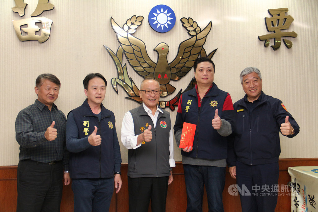 苗栗警方跨轄查緝攻堅地下賭場,並查獲4把非法槍械,苗栗縣長徐耀昌(中)3日頒獎表揚有功員警。中央社記者管瑞平攝 108年12月3日