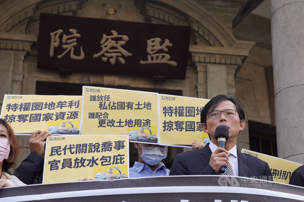 時代力量立委黃國昌(前右)挖出國民黨總統參選人韓國瑜的妻子李佳芬家族採砂案,並質疑時任立委的韓國瑜是否關說。黃國昌3日前往監察院,要求監委對此案深度調查,讓民眾了解事情的真相。中央社記者徐肇昌攝 108年12月3日