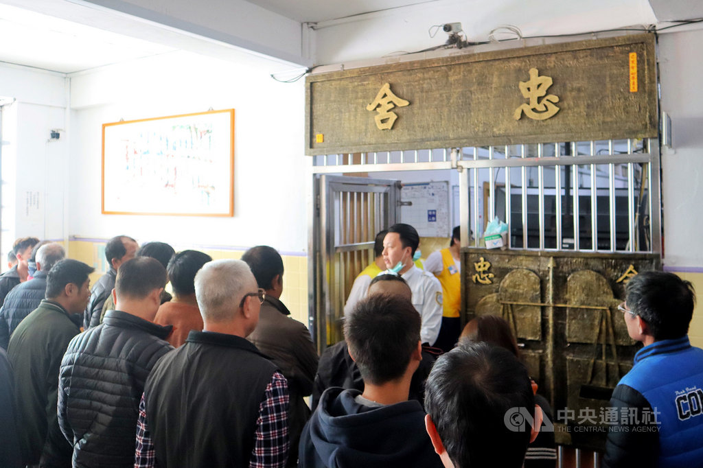 台灣酒駕事故頻傳,但一般人難以體會監獄中受刑人失去自由的苦悶牢獄生活,新竹區監理所桃園監理站3日率領45名酒駕再犯生,前往桃園監獄體驗半日監獄生活,盼能嚇阻酒駕的嚴重違規行為一再發生。(新竹區監理所桃園監理站提供)中央社記者吳睿騏桃園傳真 108年12月3日