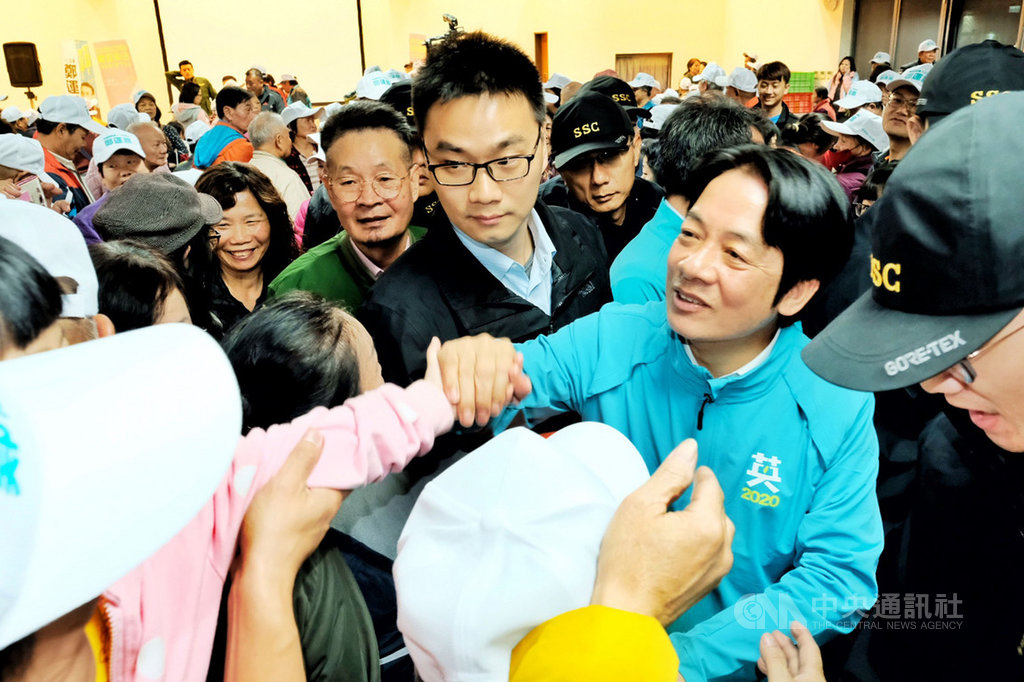 民進黨副總統參選人賴清德(右)3日前往桃園,為民進黨立委參選人鄭運鵬輔選,受到大批支持群眾熱情歡迎,場面相當熱鬧。中央社記者吳睿騏桃園攝 108年12月3日