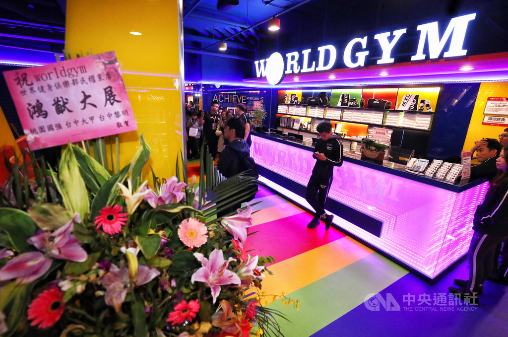 知名健身房「WORLD GYM」民權東店遭爆建築消防安檢未通過,即自行開幕違規使用,台北市議員王世堅3日率北市相關局處到場現勘,認定業者違法營業。中央社記者王騰毅攝 108年12月3日