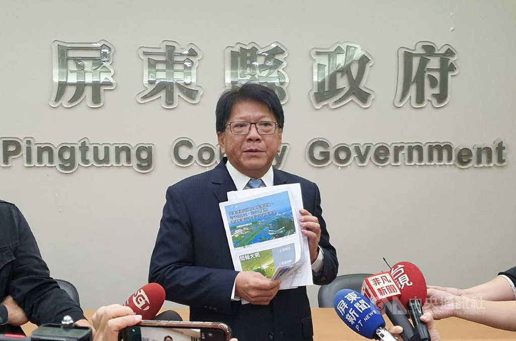 高雄市副市長葉匡時直指高雄捷運延伸到東港路廊將在年底核定是假新聞,屏東縣長潘孟安(圖)3日召開記者會,出示高雄市政府捷運工程局簡報反駁。中央社 108年12月3日