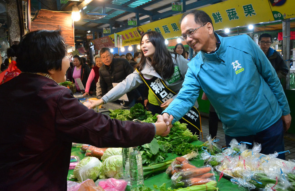 前行政院長游錫堃(右1)3日傍晚到新北市汐止區為民進黨新北市立委參選人賴品妤(右2)助選,在黃昏市場、觀光夜市拜票,攤商、民眾熱情給予回應與祝福。中央社記者黃旭昇新北攝 108年12月3日