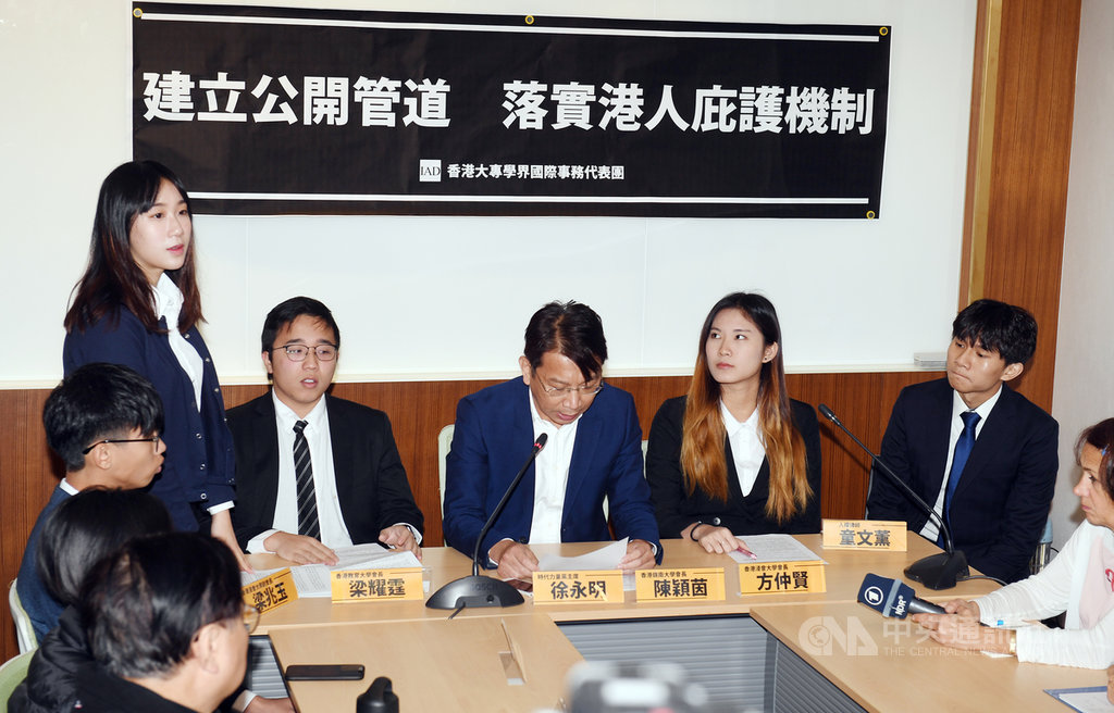 時代力量黨主席徐永明(後中)3日上午陪同香港各大學學生會組成的香港大專學界國際事務代表團在立法院舉行記者會,呼籲政府建立公開管道,落實港人來台庇護機制。中央社記者施宗暉攝 108年12月3日