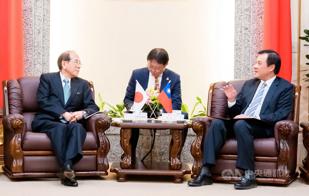 立法院長蘇嘉全(右)3日在立法院會見到訪的日本台灣交流協會會長大橋光夫(左)時表示,明年大選對台灣人民來說是一個選擇,選擇向西方民主國家看齊,還是跟中國威權政府靠在一起。(立法院提供)中央社記者范正祥傳真 108年12月3日