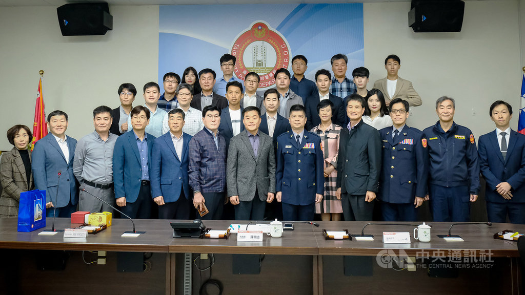 為瞭解台灣交通警察的組織編制、交通執法等作為,韓國警察廳交通局人員3日到台北市警察局交通警察大隊參訪,並針對年長者與兒童行人事故防制措施等進行交流。(台北市警察局交通警察大隊提供)中央社記者黃麗芸傳真 108年12月3日