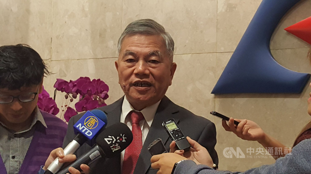 台中市政府對中火開罰新台幣300萬元,且不排除撤銷1到2張操作許可證;經濟部長沈榮津3日出席經濟專業獎章頒獎典禮後受訪,強調應依法行政,台電不排除採取行政救濟。中央社記者廖禹揚攝 108年12月3日