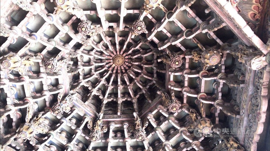 彰化鹿港天后宮升格成國定古蹟,不管是木雕、石雕或畫作都出自名家之手,像是三川殿上方華麗的八卦藻井就是泉州大木作名匠王樹發等人的作品,處處都是無價文化資產。中央社記者吳哲豪彰化攝 108年12月3日