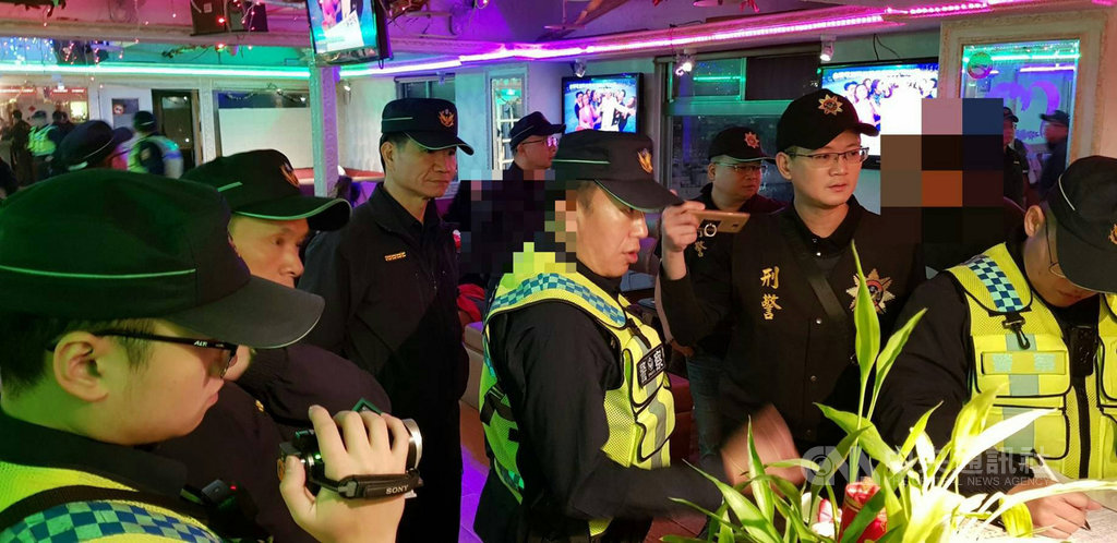 基隆一間KTV日前發生少年鬥毆,雙方人馬還聚集在醫院門口,幸未衍生事端。基隆市第一警分局長婁子才(左3)2日親自帶隊,執行威力掃蕩臨檢勤務,查獲一名通緝犯和一名外籍逾期居留女子,將依法送辦。(基隆市警局提供)中央社記者王朝鈺傳真 108年12月3日