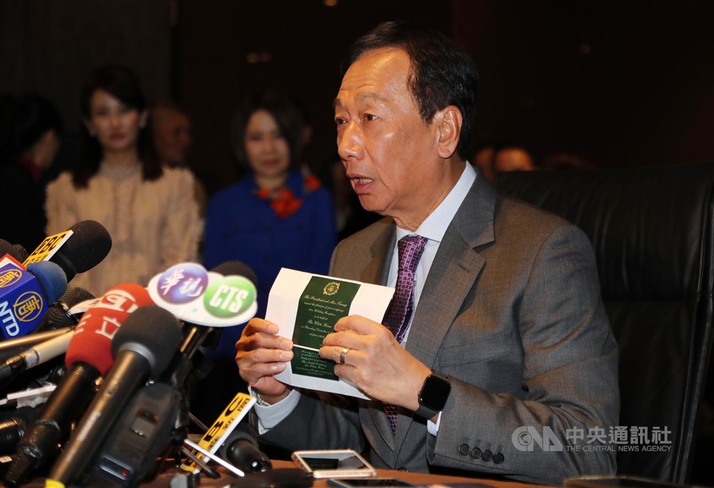 鴻海集團創辦人郭台銘(圖)3日在松山機場舉辦訪美行前記者會,郭台銘秀出邀請函表示,將出席白宮聖誕派對,可能會與美國總統川普見面說話。中央社記者張皓安攝 108年12月3日