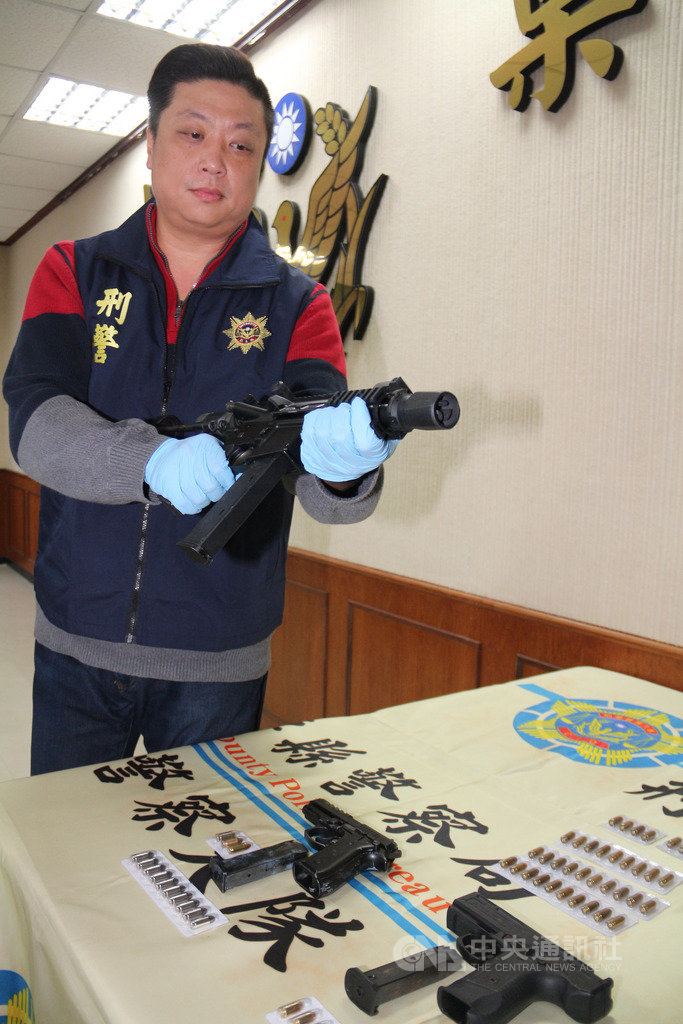 苗栗縣警察局3日舉行破案記者會指出,桃園市林姓男子涉嫌擁槍自重經營地下賭場,警方跨轄查緝攻堅,查獲4把非法槍械,其中包含1支美製MK-9制式衝鋒槍,是國內近年來首次查獲。中央社記者管瑞平攝 108年12月3日