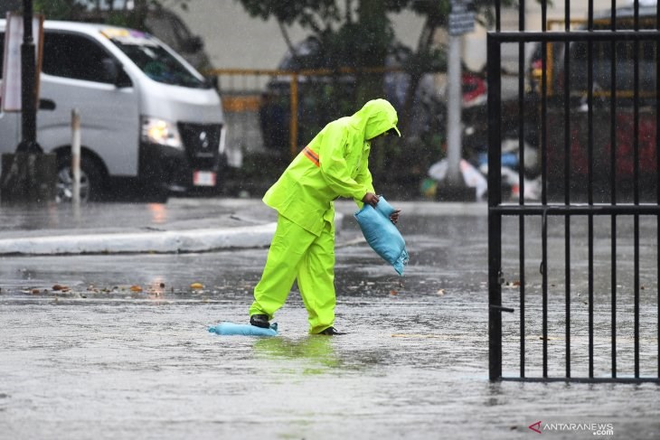 颱風北冕3日挾帶狂風豪雨侵襲菲律賓,馬尼拉一處體育館的人員堆疊沙包防颱。(安塔拉通訊社提供)