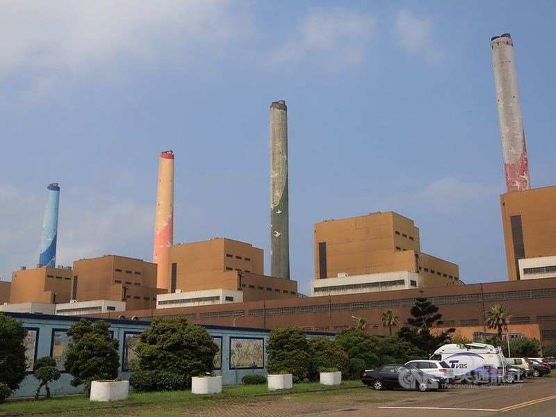 台中市長盧秀燕3日再宣布針對台中火力發電廠燃煤使用量超過容許量,開罰新台幣300萬元。(中央社檔案照片)