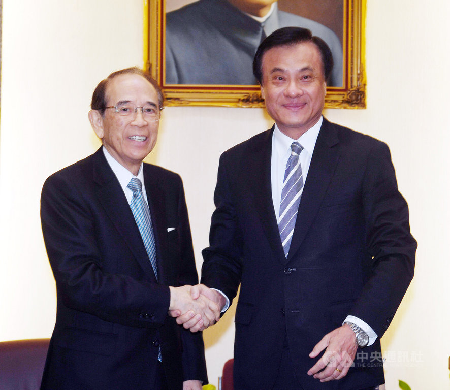 立法院長蘇嘉全(右)3日在立法院會客室,會見日本台灣交流協會會長大橋光夫(左),兩人握手致意。中央社記者施宗暉攝 108年12月3日