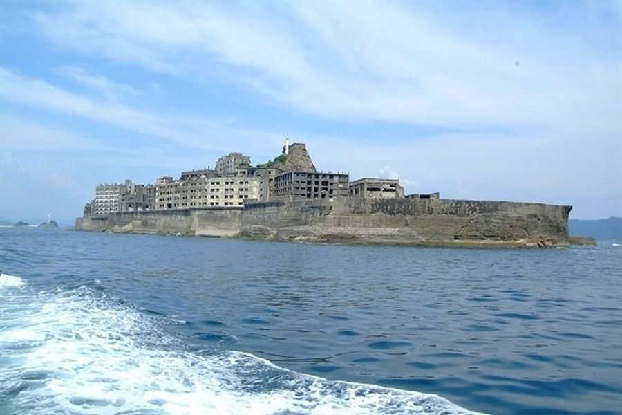 位於長崎市外海的端島煤礦(軍艦島),今年9月下旬受颱風侵襲,至今仍禁止觀光客登島,推估損失約4億6000萬日圓。(圖取自長崎市觀光網頁travel.at-nagasaki.jp)