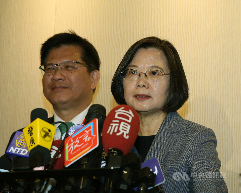 總統蔡英文(右)3日出席交通部舉辦的全國交通科技產業會議時接受媒體聯訪表示,「卡神」楊蕙如案已進入司法調查,不就個案評論,但自己的立場很清楚,不願意看到、也會採取必要行動來防止製造錯假訊息。中央社記者郭日曉攝 108年12月3日