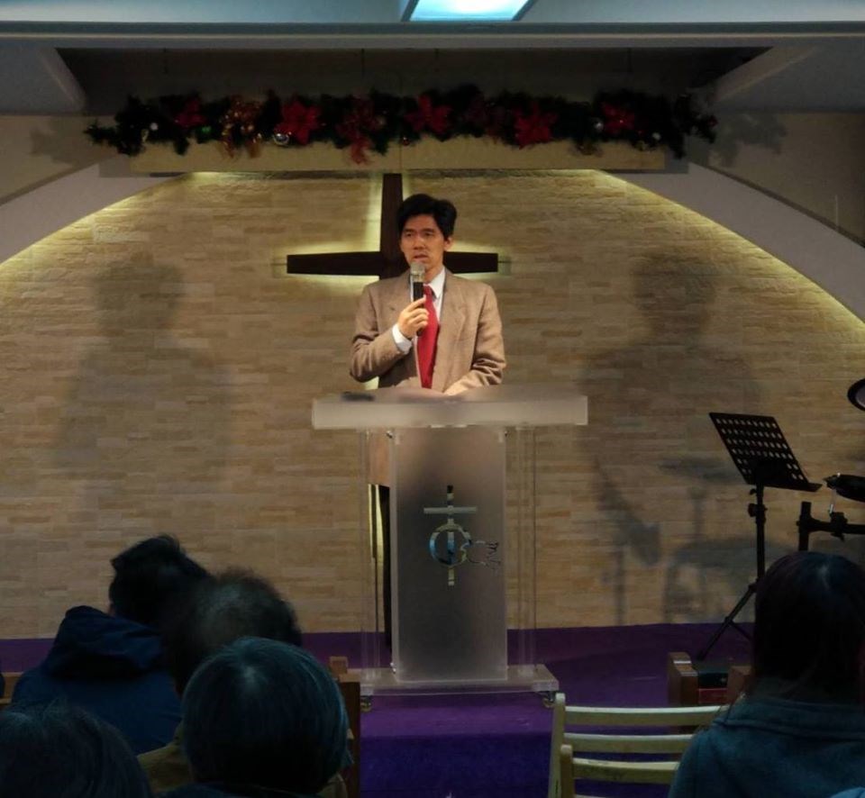 國民黨大陸事務部副主任左正東(中)3日表示,因國民黨不分區立委名單部分被提名人選具有爭議,他已請辭獲准。(圖取自facebook.com/chendong.tso)