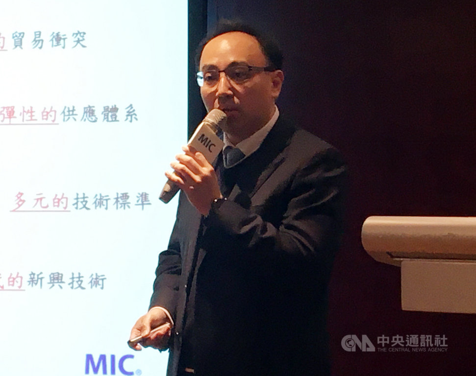 資策會產業情報研究所(MIC)3日對於明年整體高科技產業前瞻趨勢、資訊軟體產業、資訊電子產業、以及網路通訊產業提出看法。圖為MIC資深產業顧問兼副所長洪春暉。中央社記者鍾榮峰攝 108年12月3日