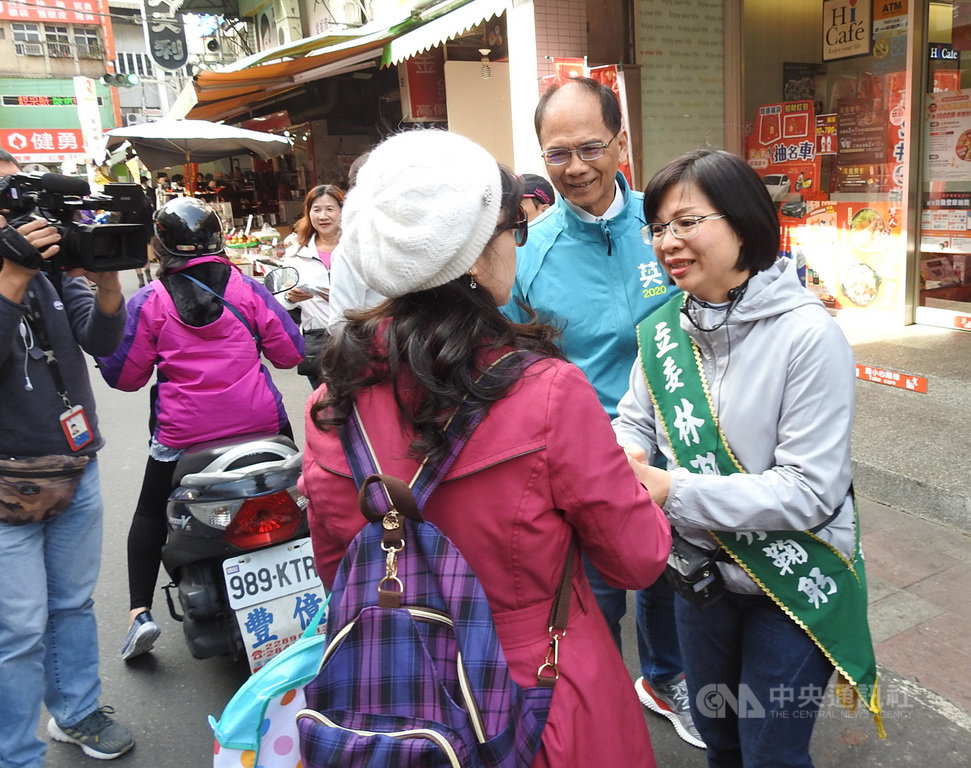 前行政院長游錫堃(右2)3日陪同黨籍立委參選人林淑芬(右)到市場掃街拜票,向店家及路過民眾握手致意,爭取支持。中央社記者王鴻國攝 108年12月3日