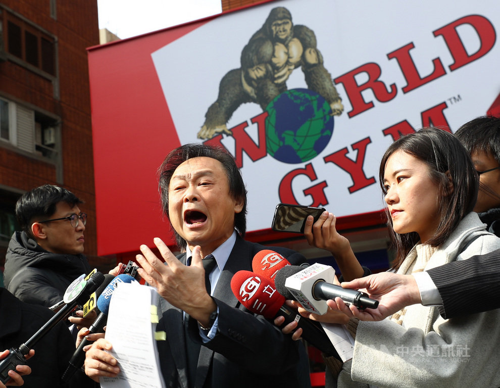知名健身房「WORLD GYM」民權東店遭爆建築消防安檢未通過,即自行開幕違規使用,台北市議員王世堅(中)3日率員現勘,指業者枉顧市民安全及消費者權益。中央社記者王騰毅攝 108年12月3日