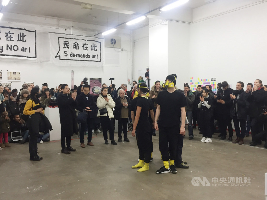 「流水與飛灰•創意進化╳革命」藝術展3日於巴黎「DOC!」藝文空間開幕。現場聚集百多位民眾。開幕展邀香港、法國舞蹈家演出作品「Protest•the language」,描述抗爭運動過程。中央社記者曾婷瑄巴黎攝 108年12月4日